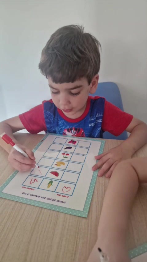 ילד מתרגל כתיבה וזיהוי אותיות במפגש במרכז רגב