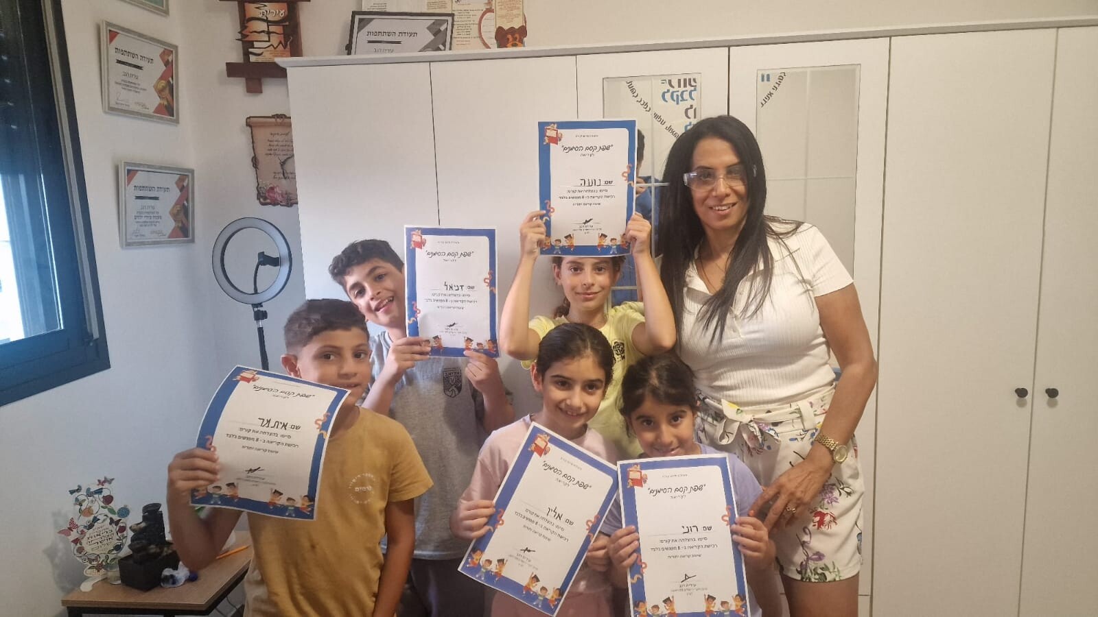 עירית רגב עם בוגרי קורס שפת קסם הסימנים מחזיקים תעודות סיום