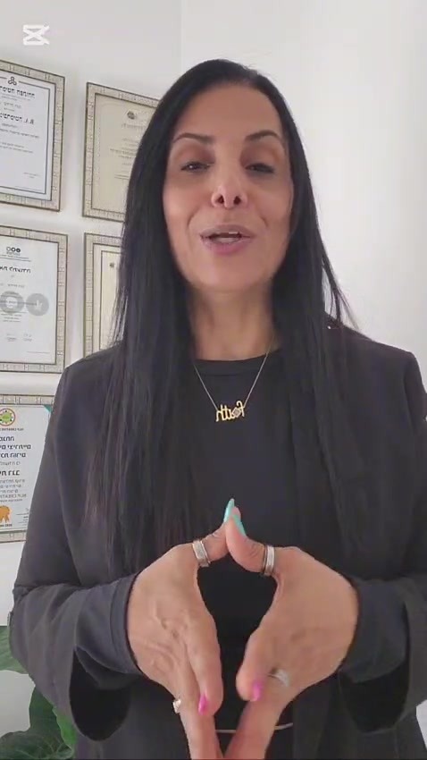 עירית מדגימה סימן יד של שיטת שפת קסם הסימנים